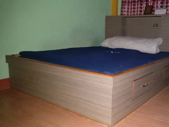 Kamar dengan ranjang 120 cm berlaci, sprei biru, dinding hijau muda, dan tirai jendela